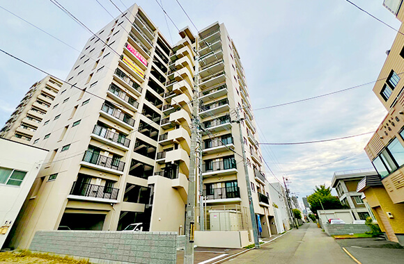 「2024年3月に竣工済み」のブランズ豊平学園前の外観