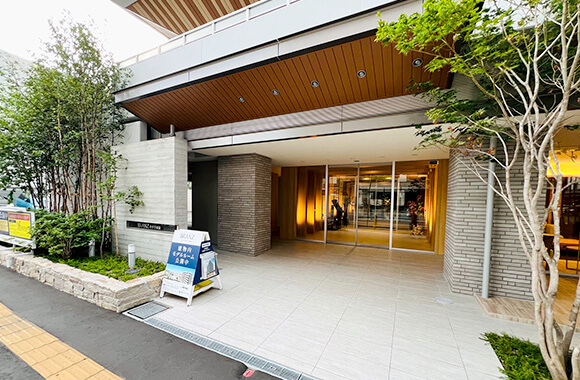 「2024年3月に竣工済み」のブランズ豊平学園前の入口