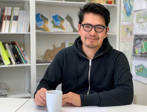 アキ オウミ 氏