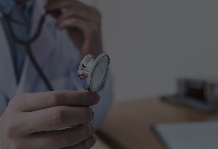 聴診器を持つ医師の手元