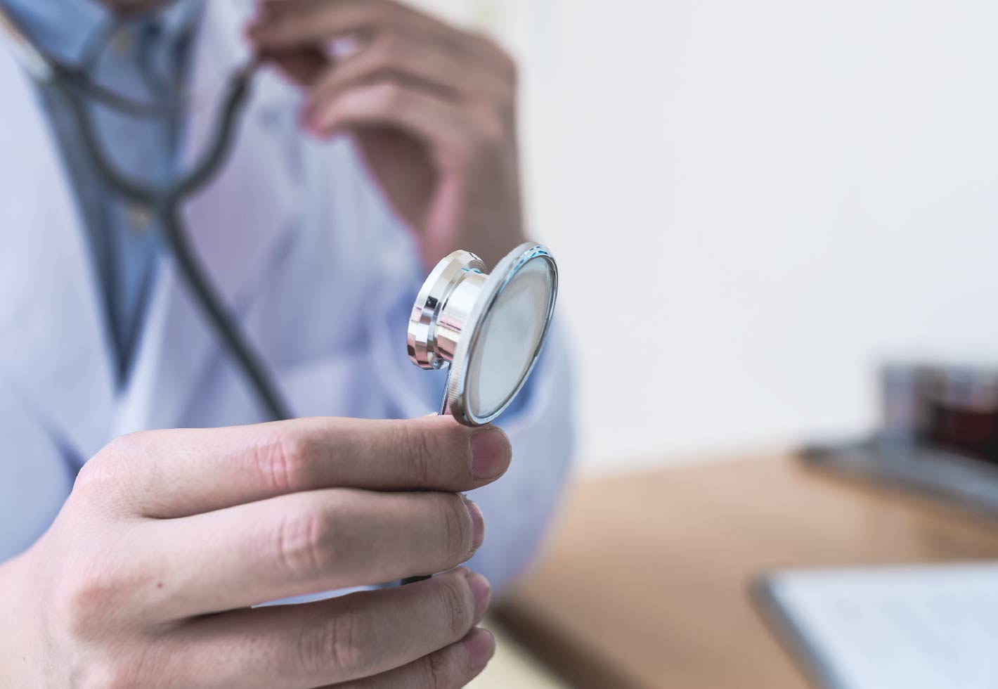 聴診器を持つ医師の手元