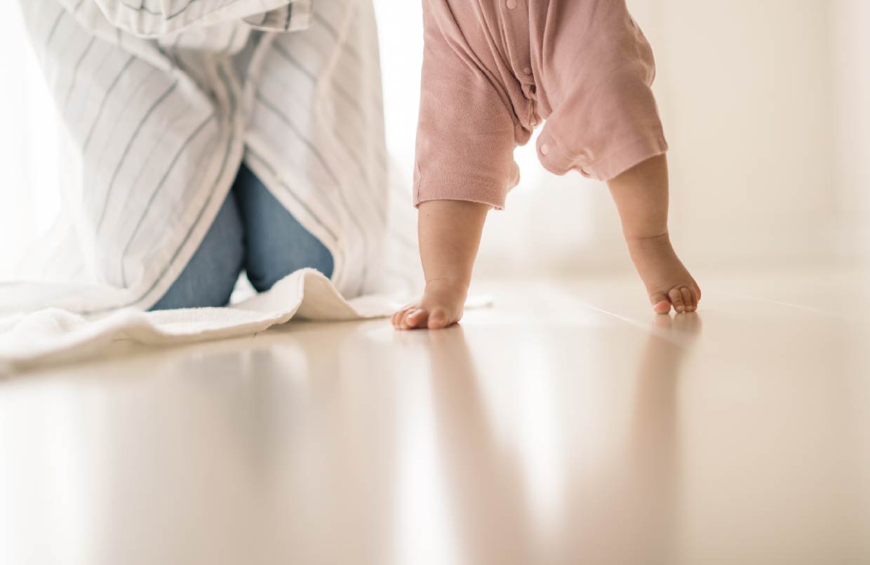 室内で遊ぶ親子の足元