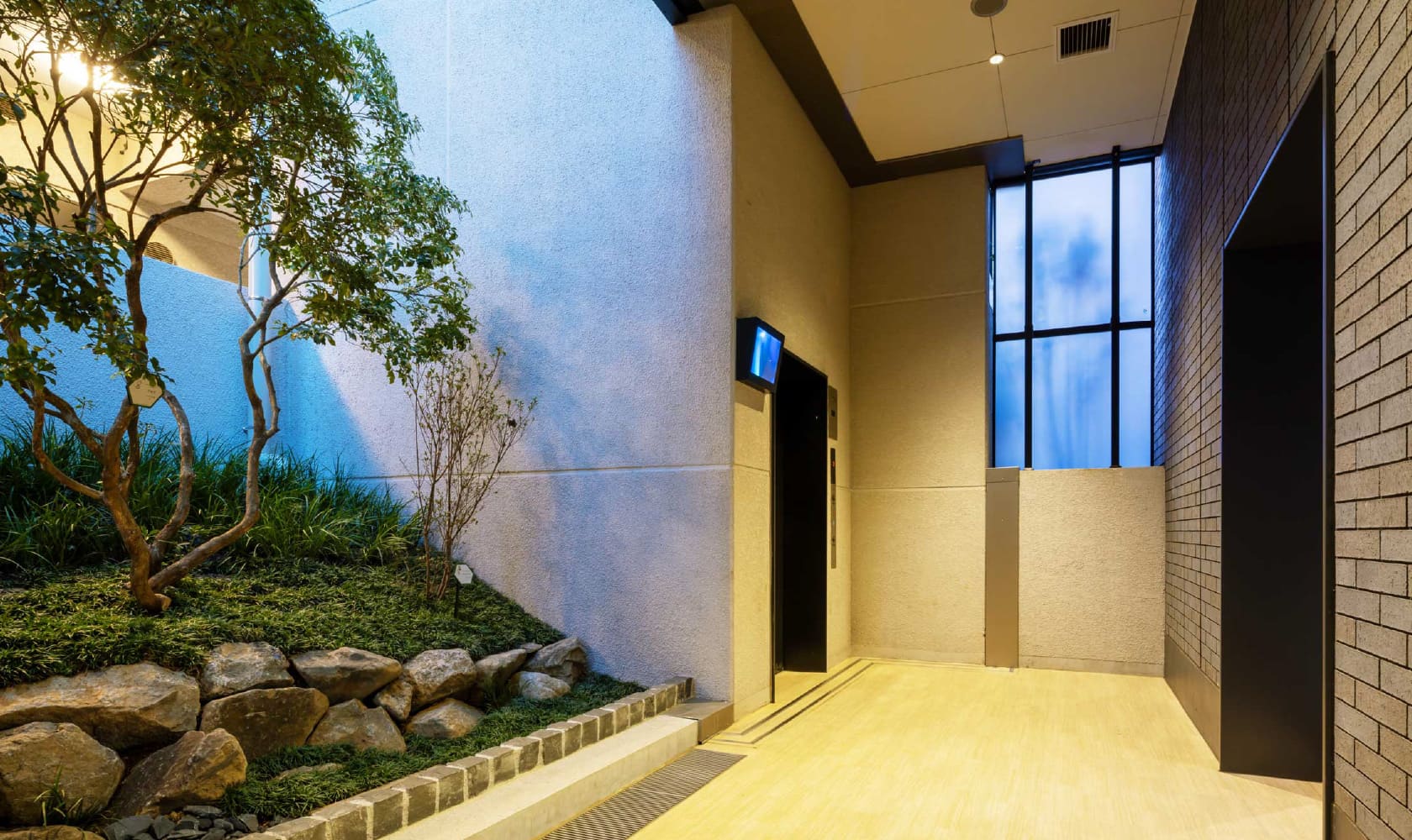 1階共用廊下と坪庭