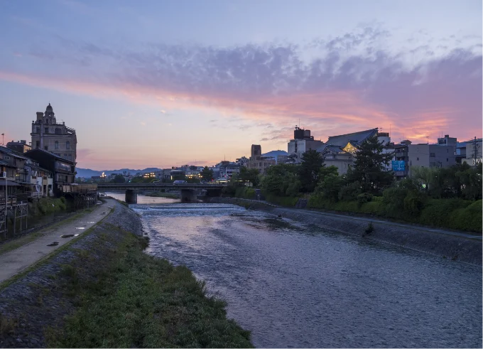 鴨川（徒歩4分／約280m）