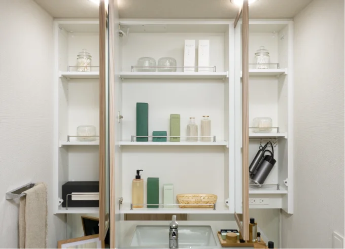 ミラー裏全面収納