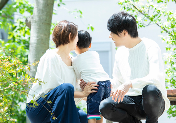 家族3人で自然の中にいる様子