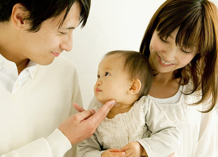 赤ちゃんと遊ぶ夫婦