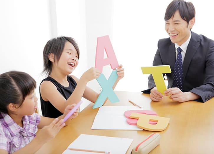 勉強をする子供達