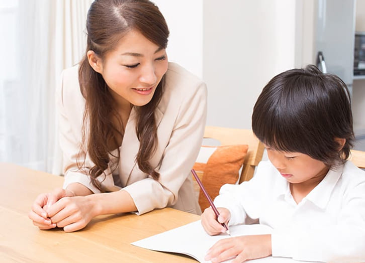 勉強をする子供と教える教師