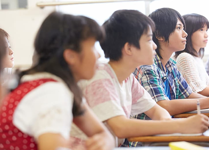 学校で授業を受ける子供達