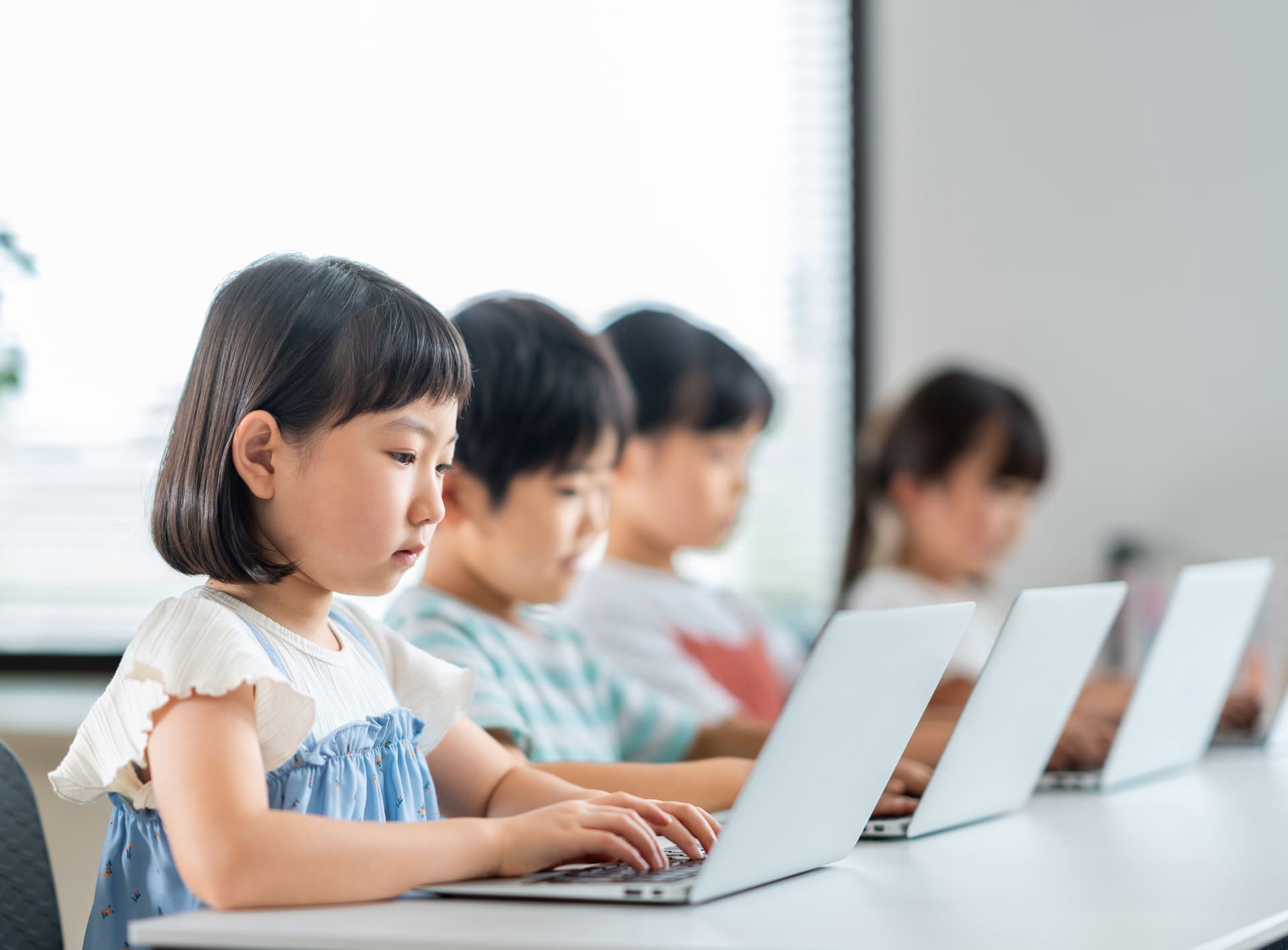 授業中の子供達