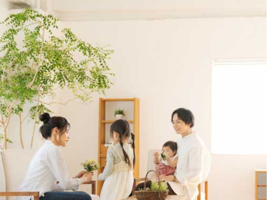 部屋の中で寛ぐ家族
