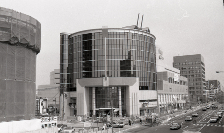 1994年頃の開店が迫り最終工事を急ぐフレンテ西宮