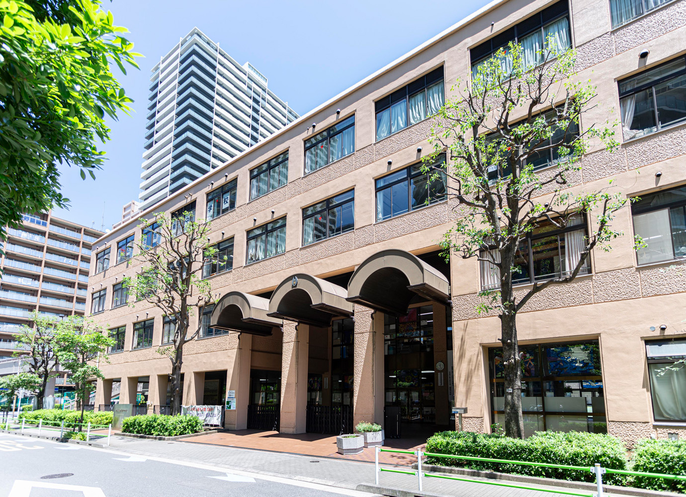 【通学区】港区立港南中学校（8min・約590m）