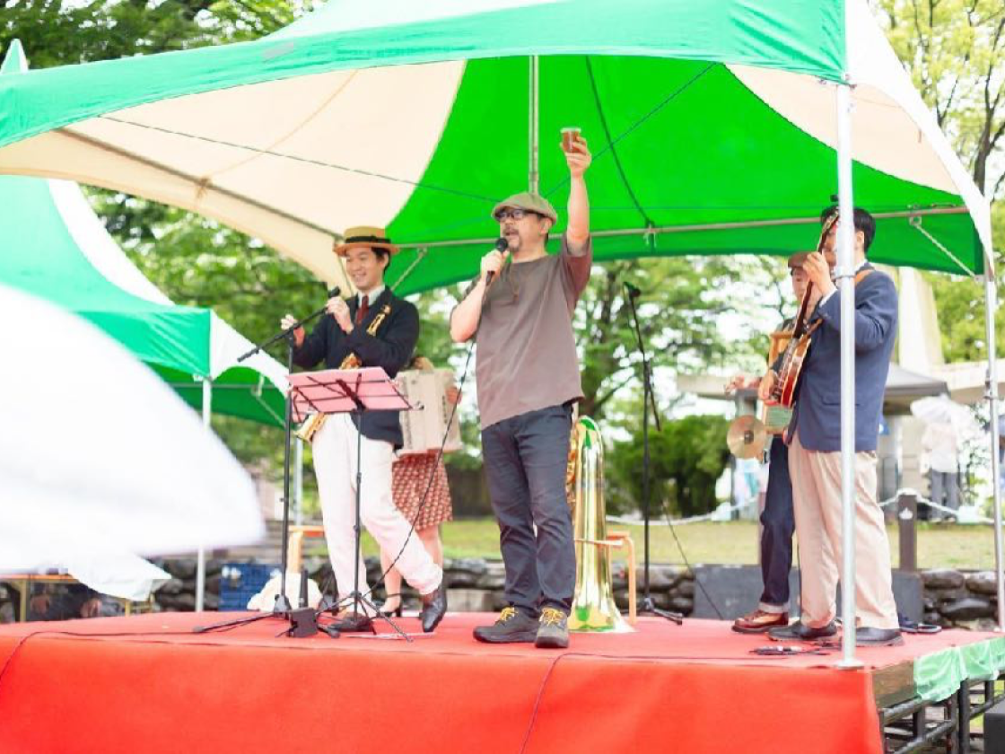 森沢明夫さんによるみんなで乾杯のひとこま。