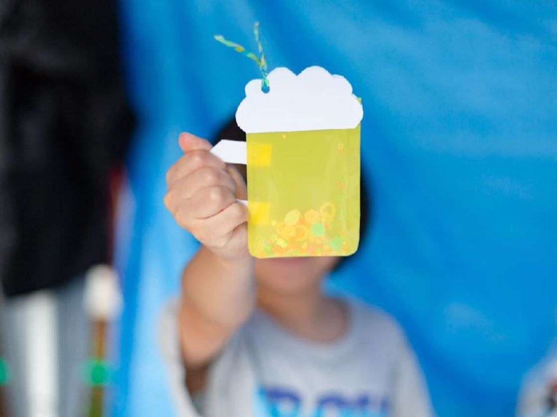 あおぞらビールにちなみ、ジョッキ型のしおりづくりに子どもたちが挑戦。