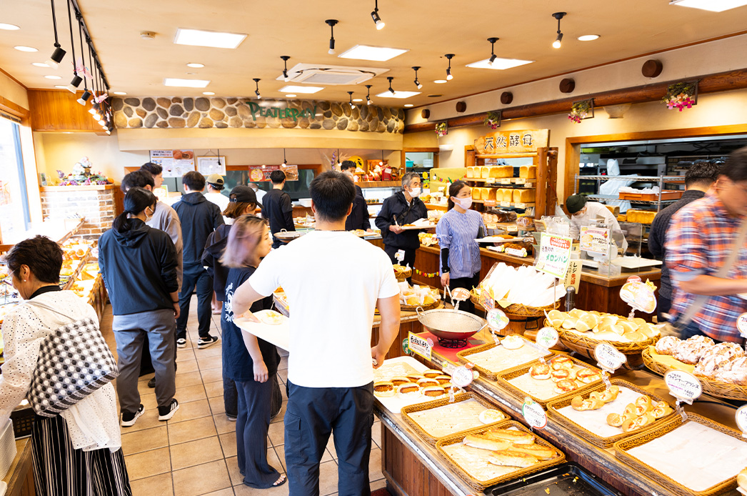 楽しそうに話をしながら買い物をする様々な方々